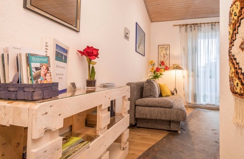 Meckenbeuren Apartment | Studio Apartment 'B + E Röck' with Private Balcony and Wi-Fi