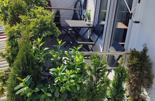 Meckenbeuren Apartment | Studio Apartment 'B + E Röck' with Private Balcony and Wi-Fi