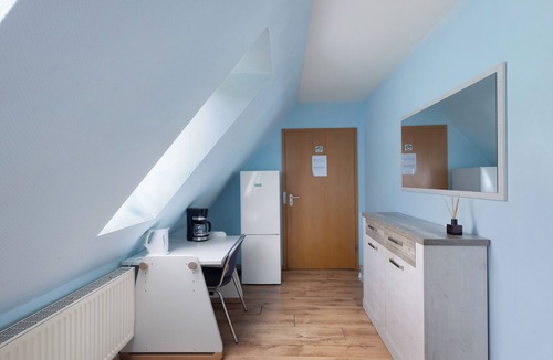 Markt Erlbach Apartment | Studio Apartment 'Zimmer 27' with Shared Terrace, Shared Garden and Wi-Fi