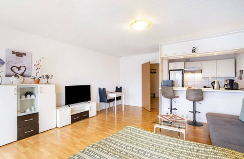 Moehnesee Apartment | Studio Apartment 'Ferienappartement Möhnesee' with Shared Garden and Pool