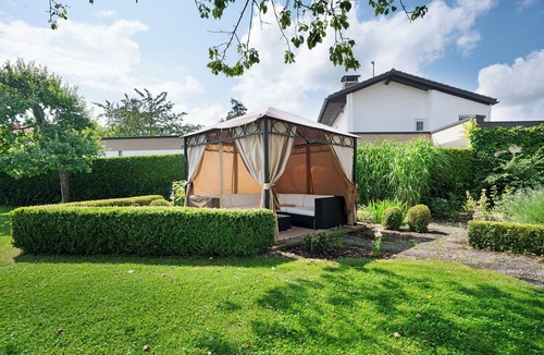 Munchen District Apartment | Studio Apartment 'Großes Apartment Mit Gartennutzung' with Shared Terrace and Wi-Fi