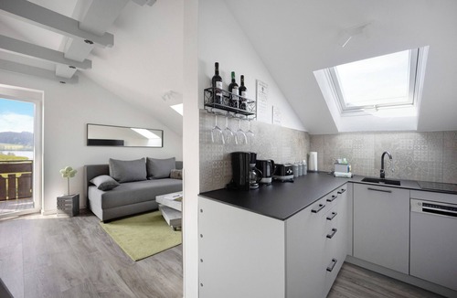 Oy-Mittelberg Apartment | Studio Apartment 'Loft Mit Seeblick Und Innenpool' with Lake View, Balcony and Wi-Fi