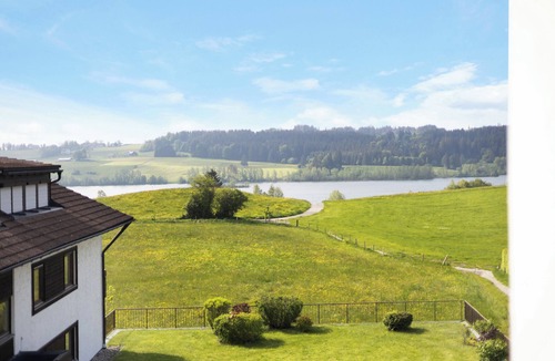 Oy-Mittelberg Apartment | Studio Apartment 'Loft Mit Seeblick Und Innenpool' with Lake View, Balcony and Wi-Fi