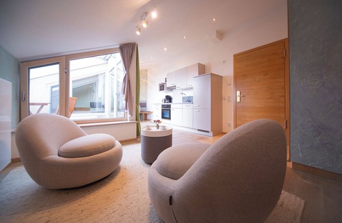 Pelham Apartment | Studio Apartment "Loggia" with Lake View, Private Garden & Wi-Fi