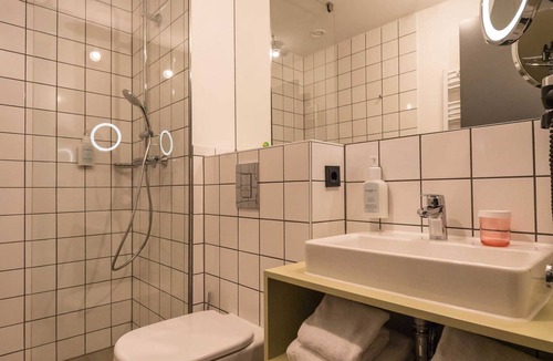 Kriegshaber House | Studio Mehr Vielfalt - Hotel einsmehr