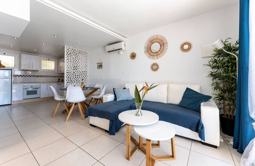 Sitio de Calahonda Ski Chalet | Stunning Beachfront House with Garden Access in Dona Lola – Calahonda, Mijas Costa CS100