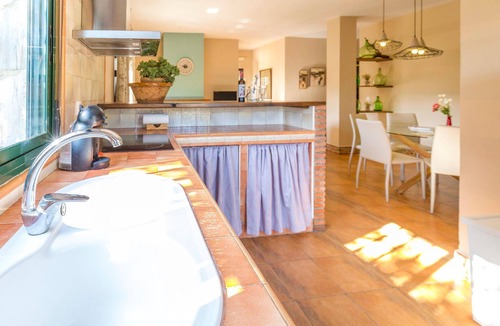 Ubrique House | Stunning home in Ubrique with kitchen