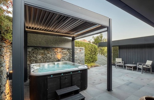 Queenstown House | Stunning Modern Home by MajorDomo Overlooking Queenstown Bay