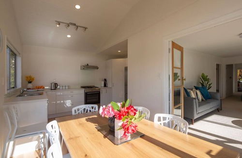 Kelvin Heights House | Stunning mountain and lake views - Private cottage