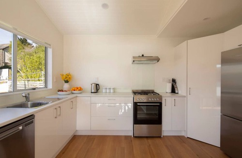 Kelvin Heights House | Stunning mountain and lake views - Private cottage