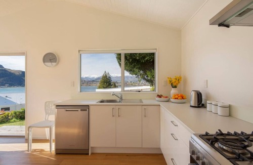 Kelvin Heights House | Stunning mountain and lake views - Private cottage