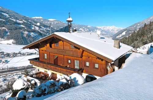 Distelberg House | Stunning private villa for 8 guests with WIFI, pool, TV and patio