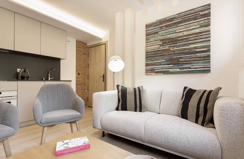 Hispanoamerica Apartment | Stylish 1-Bedroom Apartment in Bernabéu. Concha Espina II