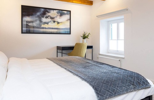 Noerdlingen Apartment | Stylish apartment with a king bed right by the historic city walls