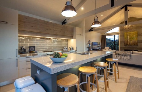 Kawarau Falls Villa | Sun Peaks Villa | Outdoor fireplace & hot tub | 2 mins to Jack`s Point golf