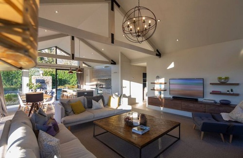 Kawarau Falls Villa | Sun Peaks Villa | Outdoor fireplace & hot tub | 2 mins to Jack`s Point golf