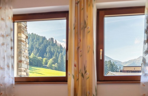 Muhlthal Apartment | Sunny apartment with view & ski bus 10 m away