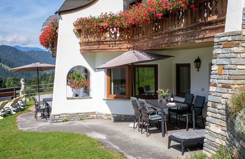 Muhlthal Apartment | Sunny apartment with view & ski bus 10 m away