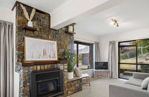 Fernhill House | Sunny Arawata retreat