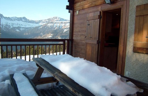 Cohennoz Ski Chalet | Sunny Chalet for 8, near slopes, WiFi, garage, pet-friendly, equipped kitchen, 4 bedrooms
