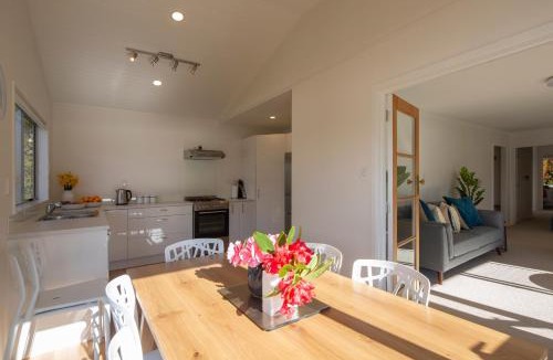 Kelvin Heights House | Sunny cottage with lake views