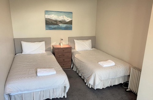 Wanaka House | Sunny Lake and Mountain Views on Kings Drive