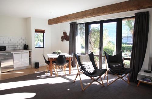 Kelvin Heights House | Sunny Lakeside Haven