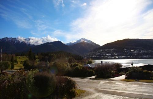 Kelvin Heights House | Sunny Lakeside Haven