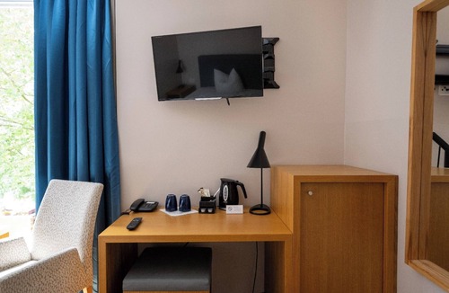 Volkach Apartment | Superior double room (20-25sqm) with side vineyard view and breakfast buffet