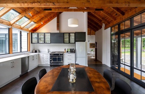 Lake Hayes House | Taramea, family friendly home walking distance to Mora Wines