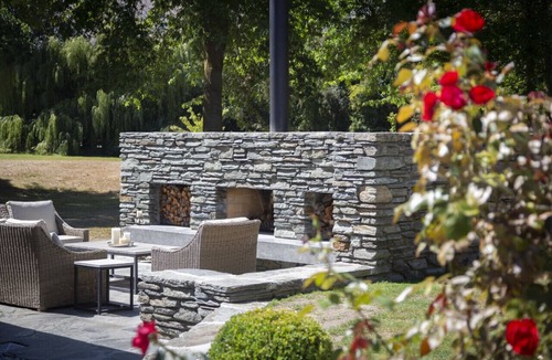 Lake Hayes House | Taramea, family friendly home walking distance to Mora Wines