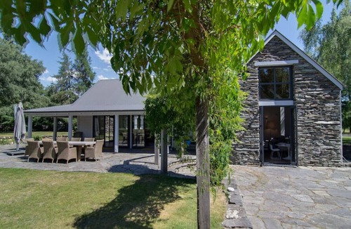 Lake Hayes House | Taramea, family friendly home walking distance to Mora Wines