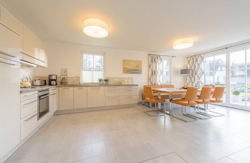 Glowe House | Thatched cottage for 8 people with an outdoor pool, near the beach & forest, sauna