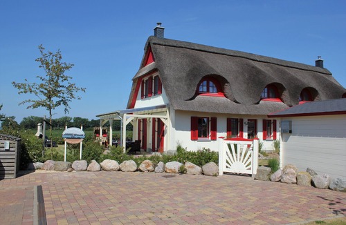 Zierow House | Thatched cottage in 1. Row to the Baltic Sea - near the Hanseatic city of Wismar