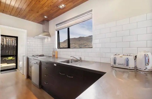 Sunshine Bay House | The Alpine - Queenstown Holiday Home