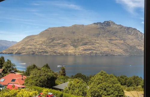Sunshine Bay House | The Alpine - Queenstown Holiday Home