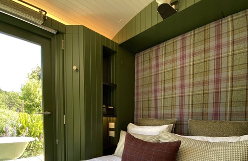 Closeburn Cabin | The Box Car (Outdoor Private Bath)