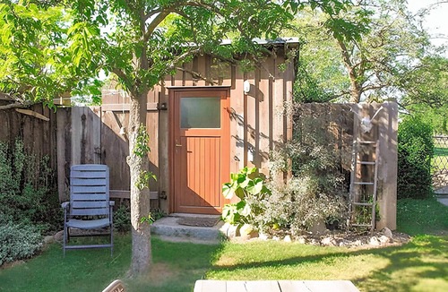 Warthe House | The caravan is located separately on the owner's 3,300 square metre property.