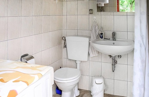 Warthe House | The caravan is located separately on the owner's 3,300 square metre property.