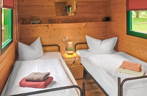 Warthe House | The caravan is located separately on the owner's 3,300 square metre property.