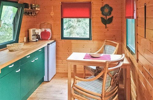 Warthe House | The caravan is located separately on the owner's 3,300 square metre property.