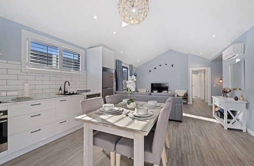 Lake Hayes Cottage | The Feather Lodge - Lake Hayes Estate Holiday Home