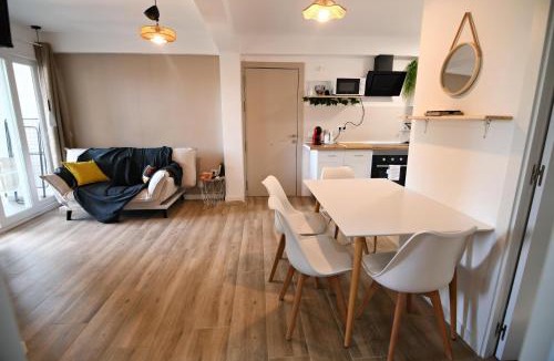 San Martin de Valdeiglesias Apartment | The Grand Lakeview Retreat