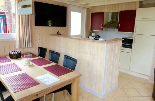 Gohren House | The idyllic Seesternchen 18a vacation home in Baabe. Modern bathroom with a shower and whirlpool for relaxing moments of well-being. Relaxing in the sauna. Dogs are welcome. One parking space included