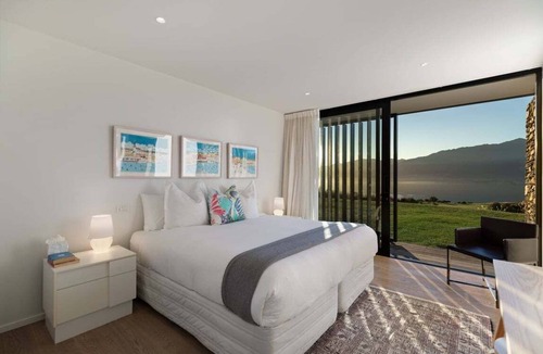 Kawarau Falls Resort | The Lake House in Jacks Point