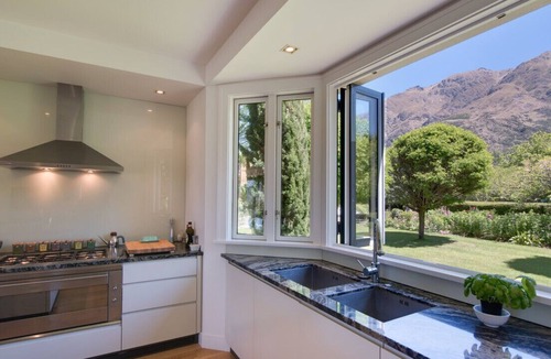 Arthur's Point House | The Point - Villa by the river
