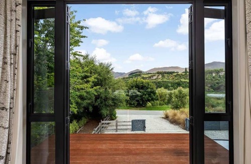 Queenstown House | The Stowaway Summary: