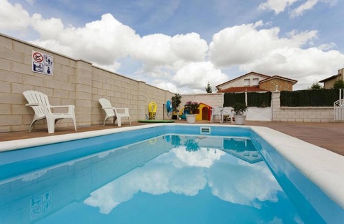 Nava de la Asuncion House | Tiara Vacaciones – Spacious Group Villa with Pool near Segovia