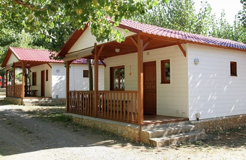La Puebla de Roda House | Tidy bungalow with a covered terrace, in the Aragon region