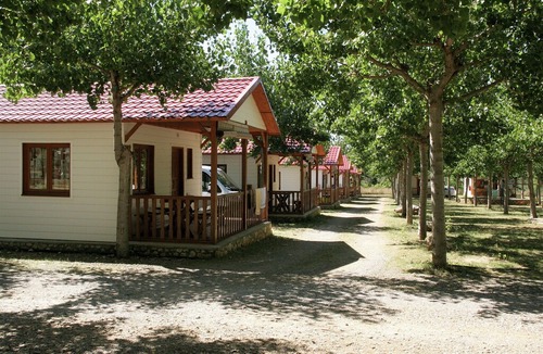 La Puebla de Roda House | Tidy bungalow with a covered terrace, in the Aragon region